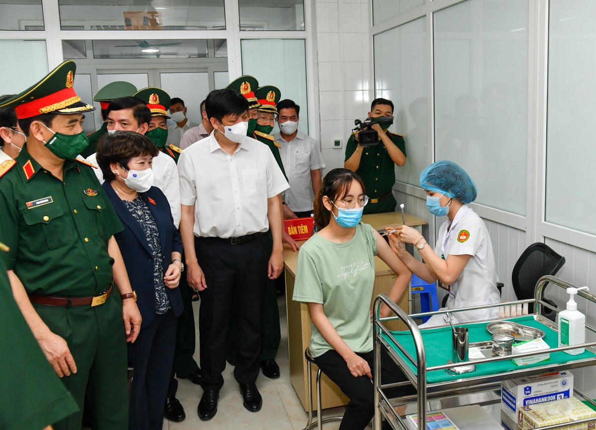 Tiêm thử nghiệm vaccine Nanocovax. Ảnh: Quang Vinh.