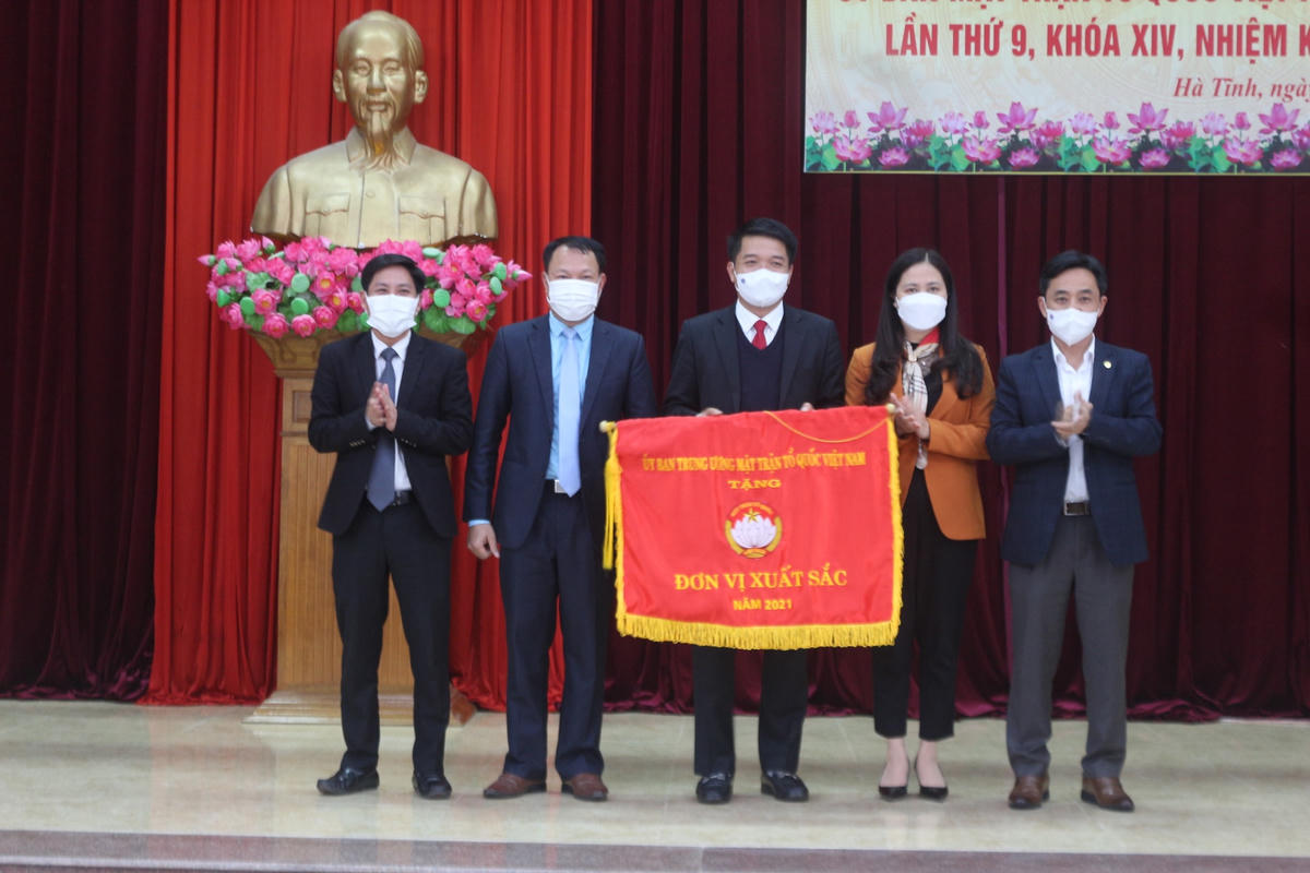 MTTQ Việt Nam tỉnh Hà Tĩnh vinh dự được UBTƯ MTTQ Việt Nam tặng cờ thi đua xuất sắc.