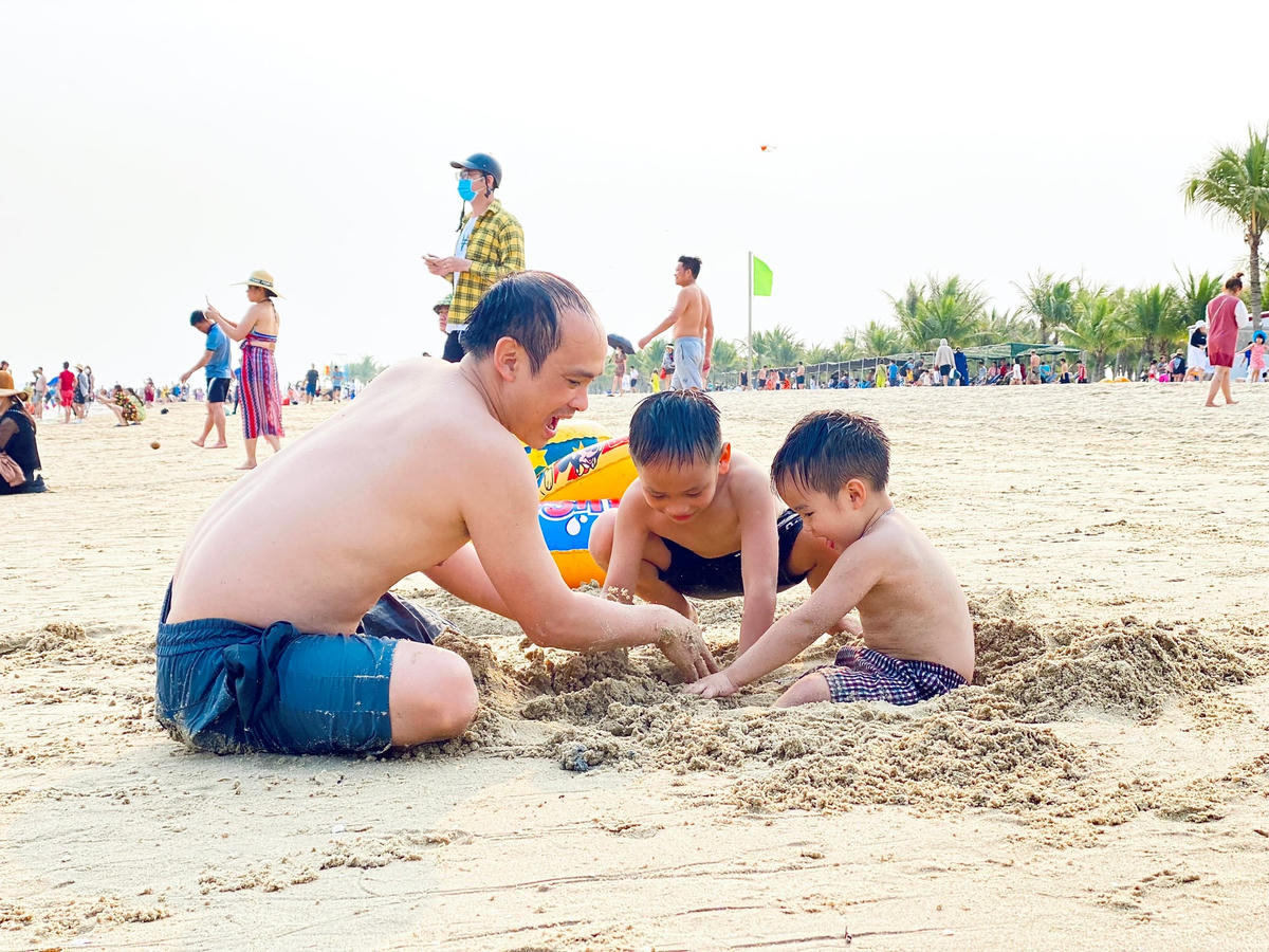 Nhiều gia đình cho con nhỏ cùng đi nghỉ mát và thỏa sức vui đùa trên bãi biển.