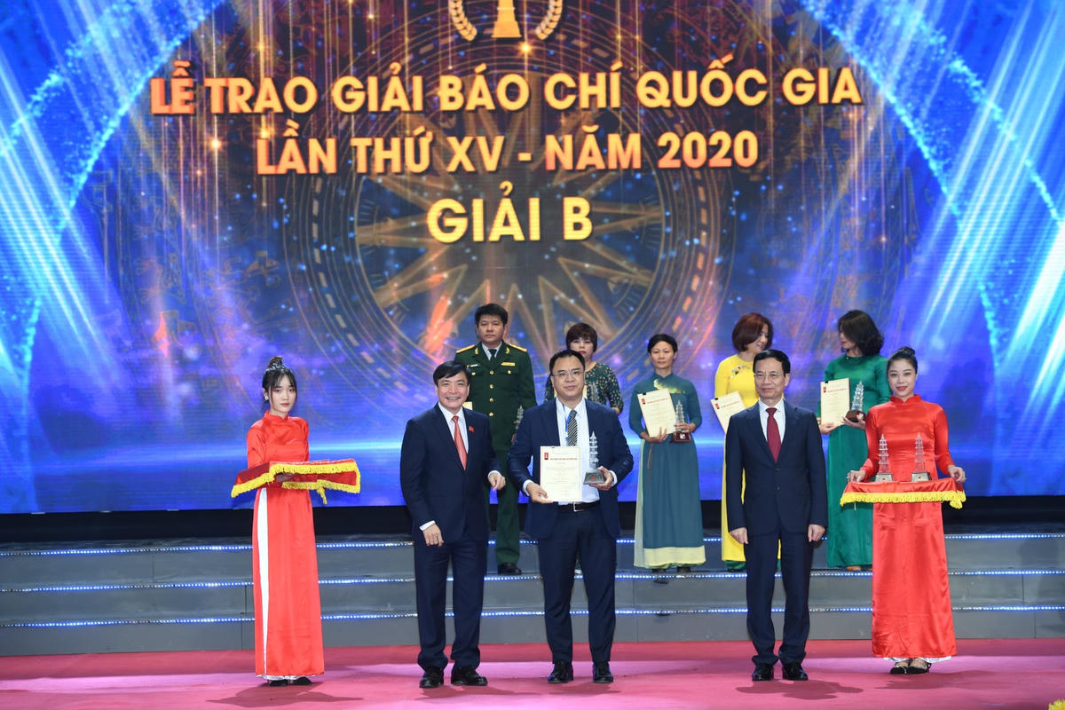 Trao giải B cho các tác phẩm đạt Giải báo chí Quốc gia.