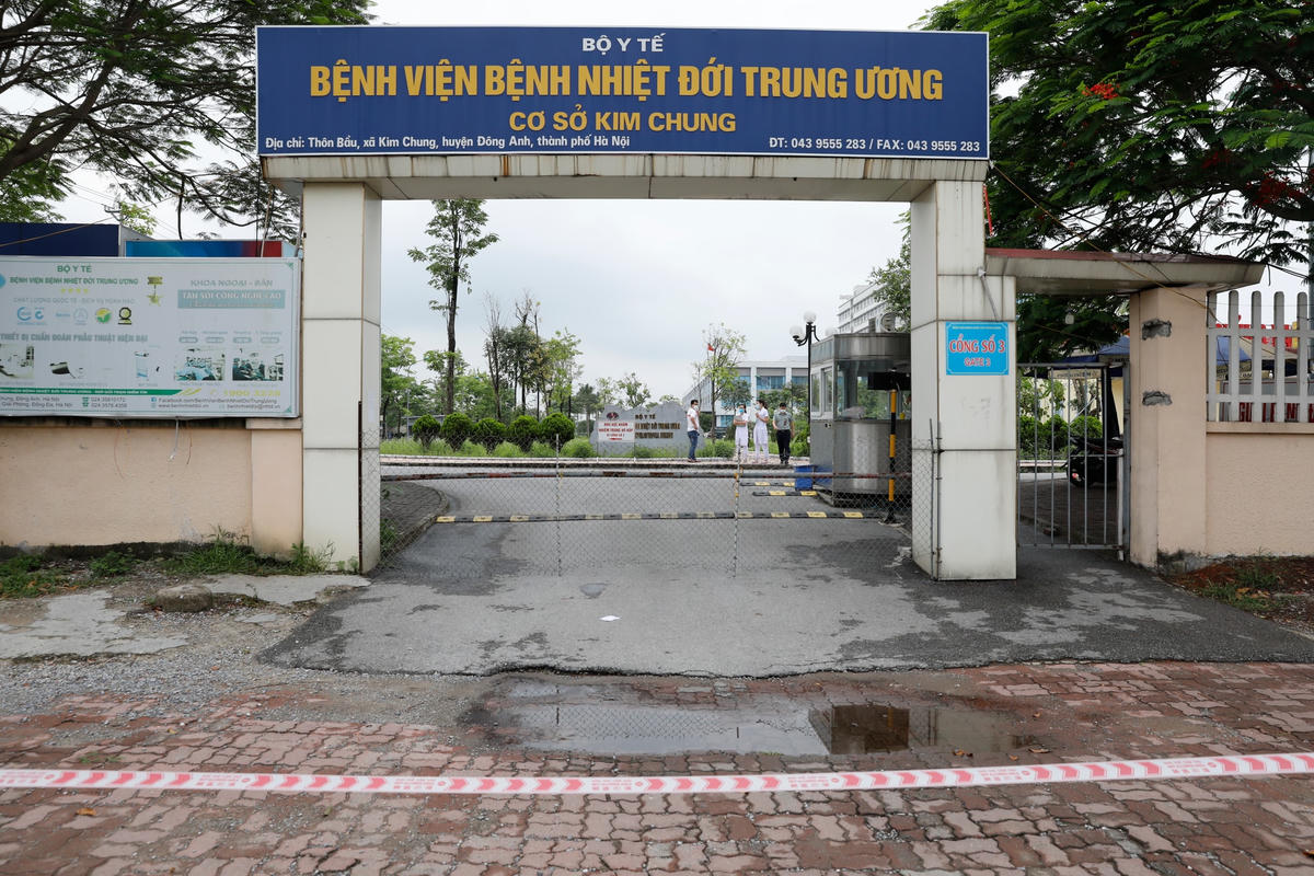 Cổng phụ của Bệnh viện Bệnh Nhiệt đới Trung ương cơ sở 2 được chăng dây cách ly. Ảnh: Quang Vinh.