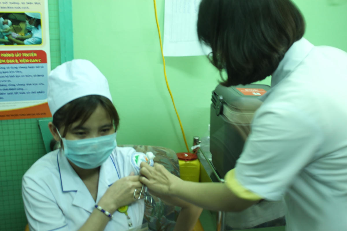 Nguyễn Thị Hương, người được tiêm vác xin mũi đầu tiên ở Khánh Hòa.