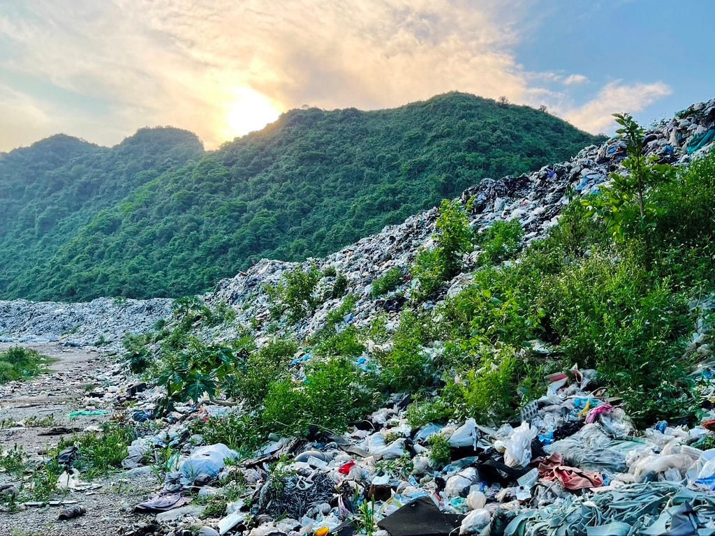 Ô nhiễm ở bãi rác thung Quèn Khó bao giờ được xử lý?.