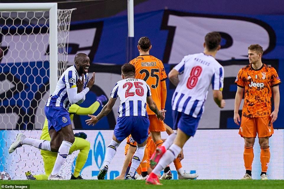 Đầu hiệp 2, Marega đã ghi bàn nâng tỷ số lên 2-0 cho Porto.