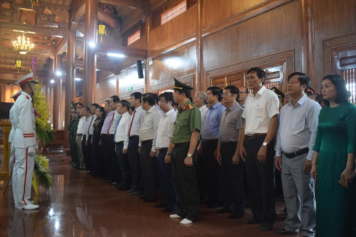 Đoàn đại biểu tỉnh Quảng Bình đến viếng, dâng hương tại Đền thờ Bác Hồ và các AHLS.