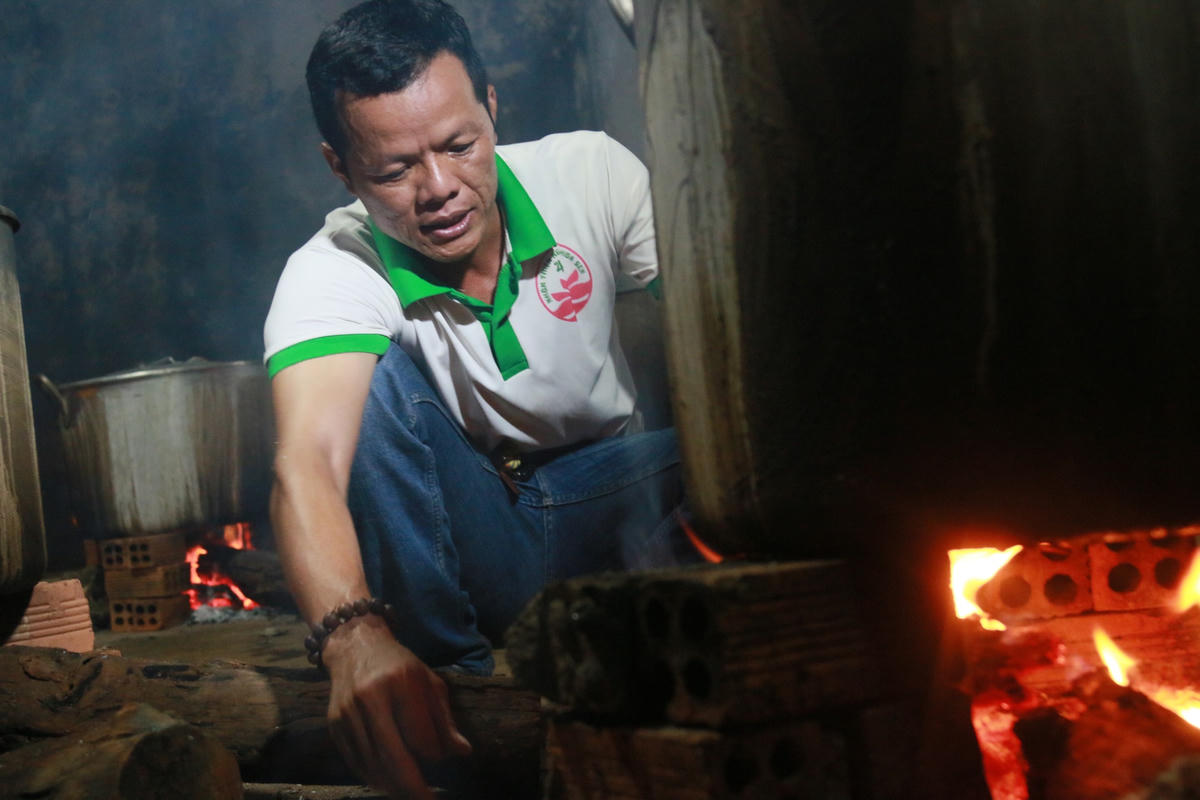 Anh Nguyễn Hữu Phú (trưởng nhóm thiện nguyện Hoa Sen 47) cho biết, chứng kiến trong những ngày qua bà con miền Trung đã chịu rất nhiều khó khăn, nhất là nhiều hình ảnh chiến sĩ, cán bộ hy sinh, cùng với đó là nhiều người dân bị nước lũ cuốn trôi tử vong khiến anh và thành viên trong nhóm rất xúc động, nên anh đã cùng mọi người hợp lực lại để có thể góp một chút tấm lòng hướng về miền Trung lũ lụt.
