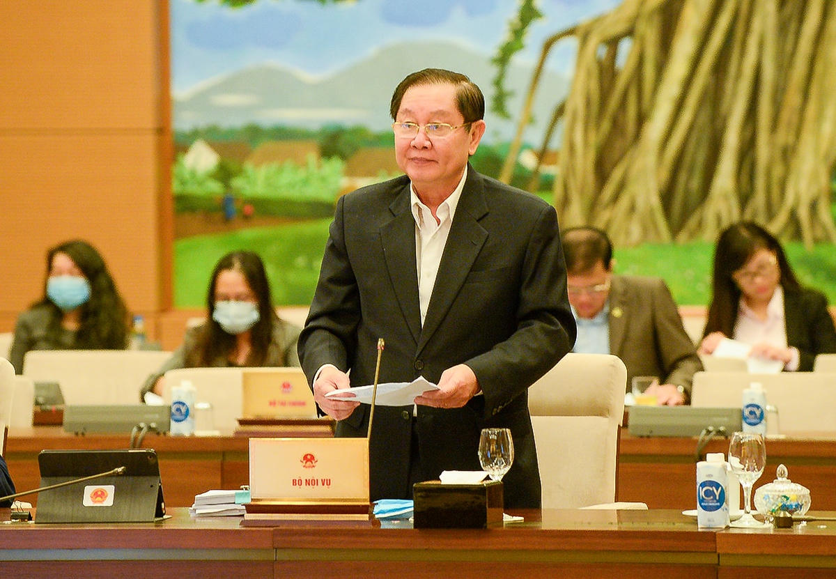 Bộ trưởng Bộ Nội vụ Lê Vĩnh Tân phát biểu tại phiên họp. Ảnh: Quang Khánh.