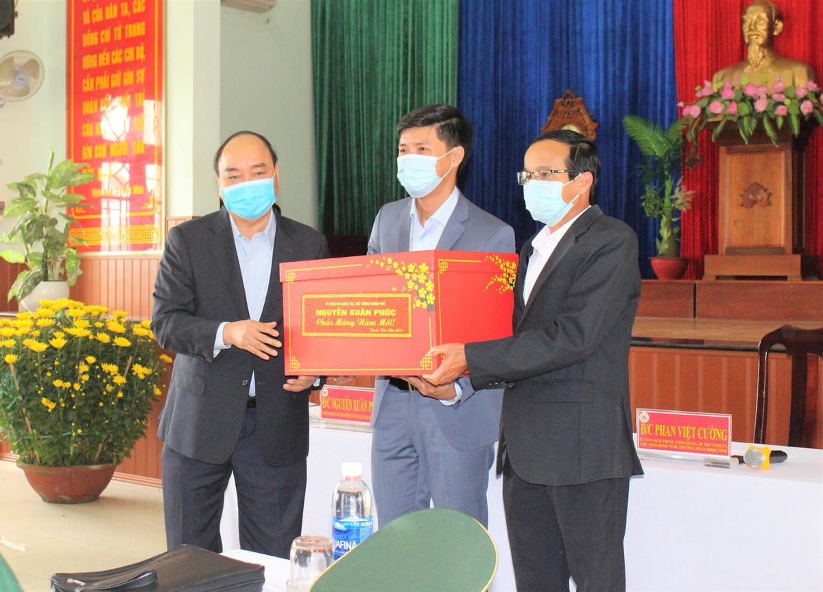 Thủ tướng Nguyễn Xuân Phúc tặng quà cho cán bộ xã Quế Phú.