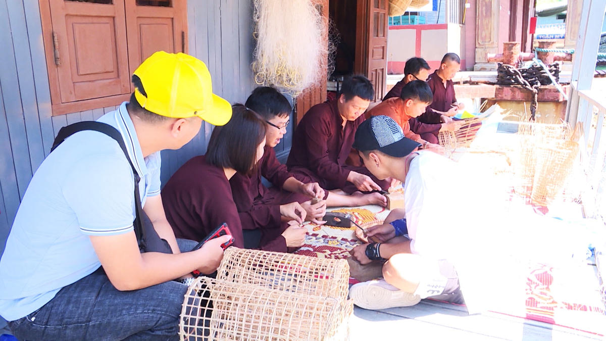 Du khách tham quan, trải nghiệm các dịch vụ du lịch tại Làng chài Cửa Vạn trên Vịnh Hạ Long.