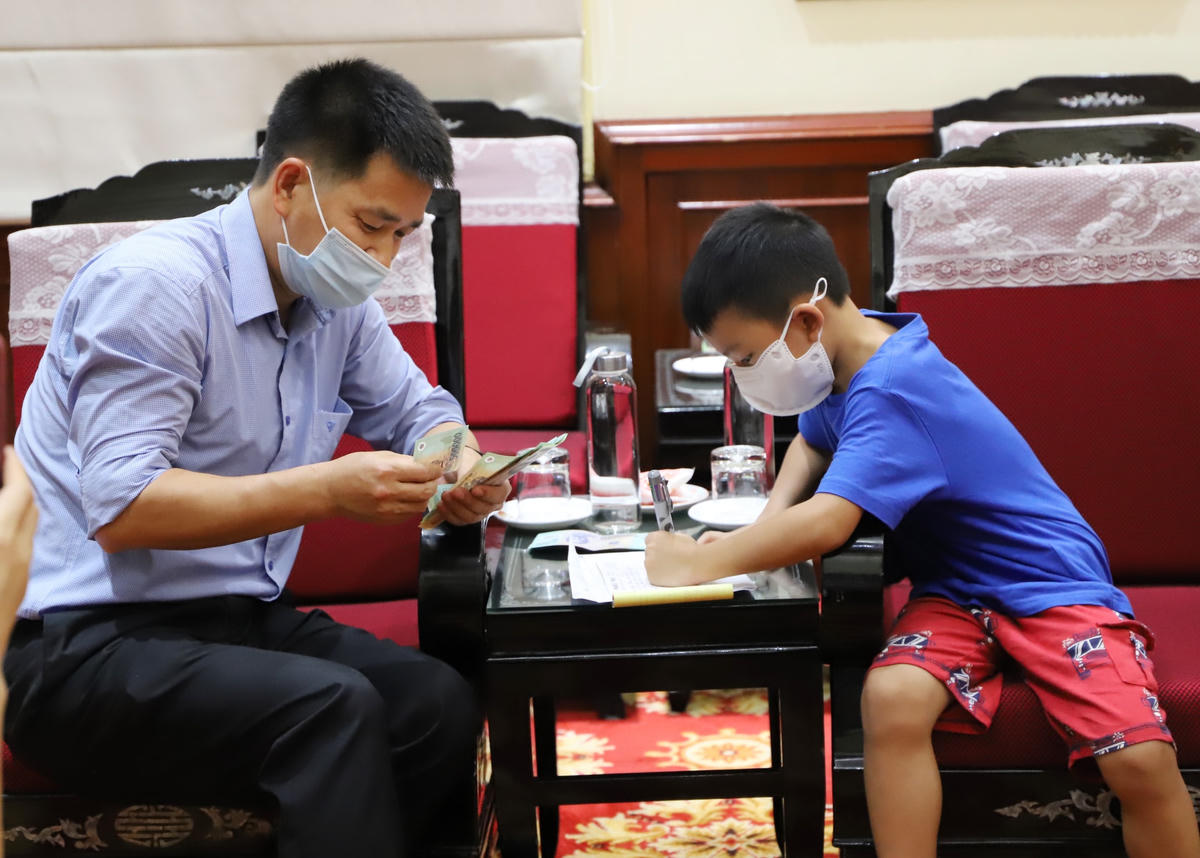 Phan Anh Khôi ký nhận, hoàn thành việc ủng hộ. 