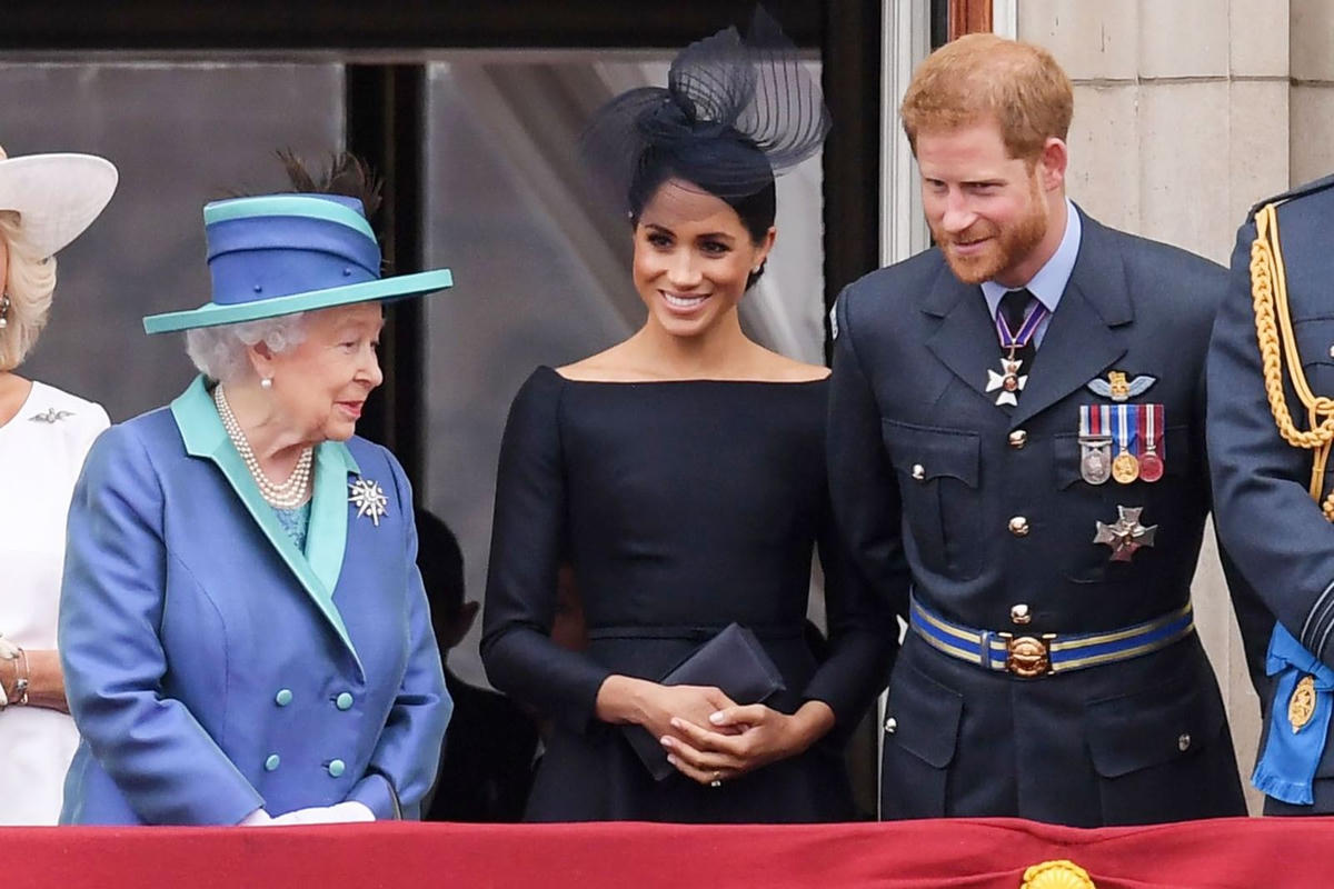 Nữ hoàng Elizabeth II và vợ chồng Hoàng tử Harry - Meghan Markle khi còn “cơm lành canh ngọt”.