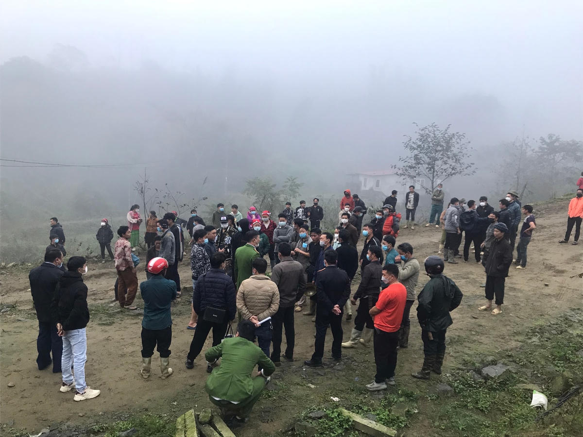 Cơ quan chức năng Sa Pa kiểm tra hiện trường.