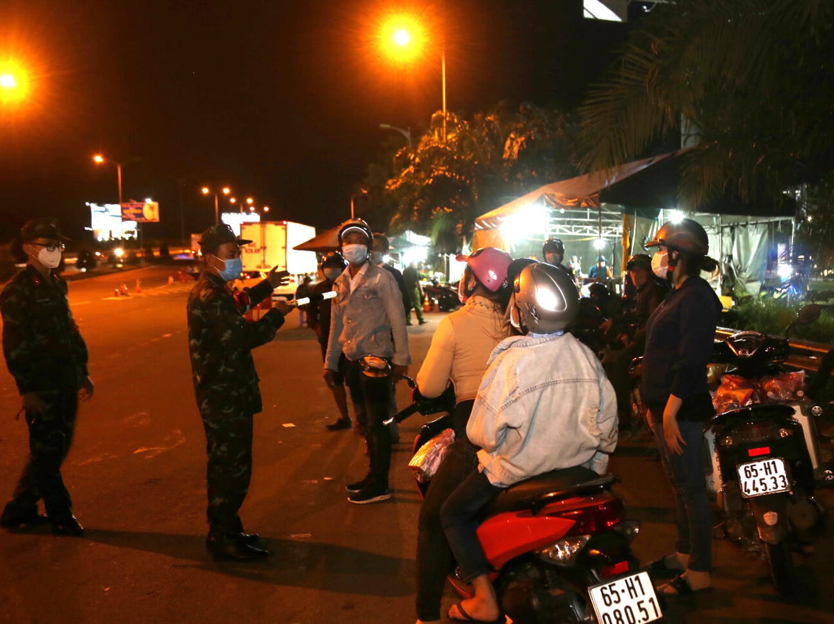 Lực lượng trực chốt hướng dẫn các tuyến đường an toàn thuận tiện để người dân trở về địa phương. 