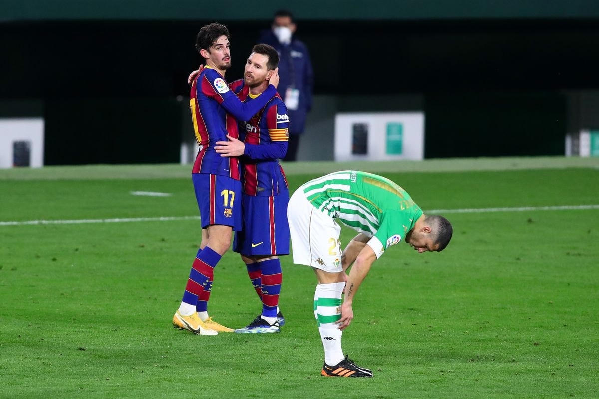 Messi ăn mừng bàn thắng cùng đồng đội trẻ Trincao. Ảnh: Getty.