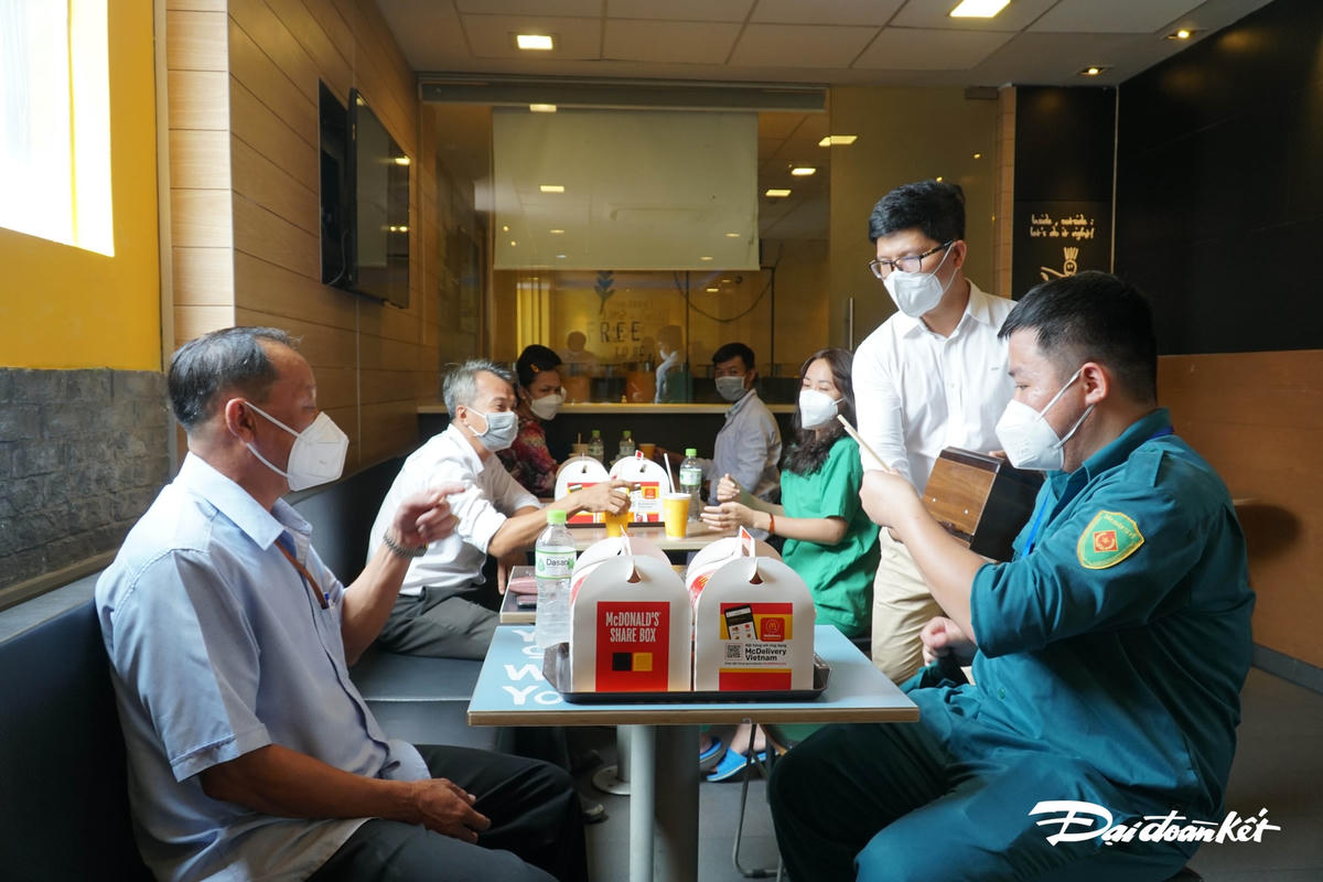 Các suất ăn tại chỗ như gửi đến lời cảm ơn của cộng đồng cho lực lượng tuyến đầu.