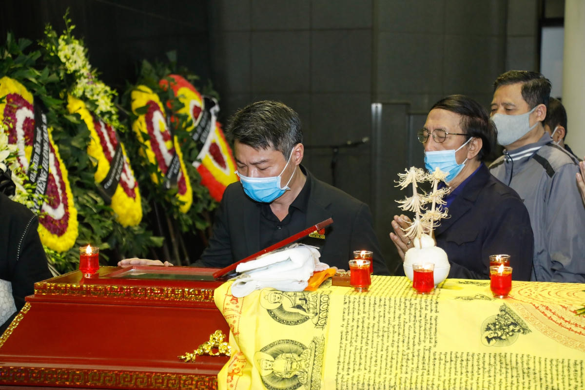 NSND Công Lý không kiềm được xúc động, nhiều lần bật khóc trong lễ viếng "lão khổ" Trần Hạnh.