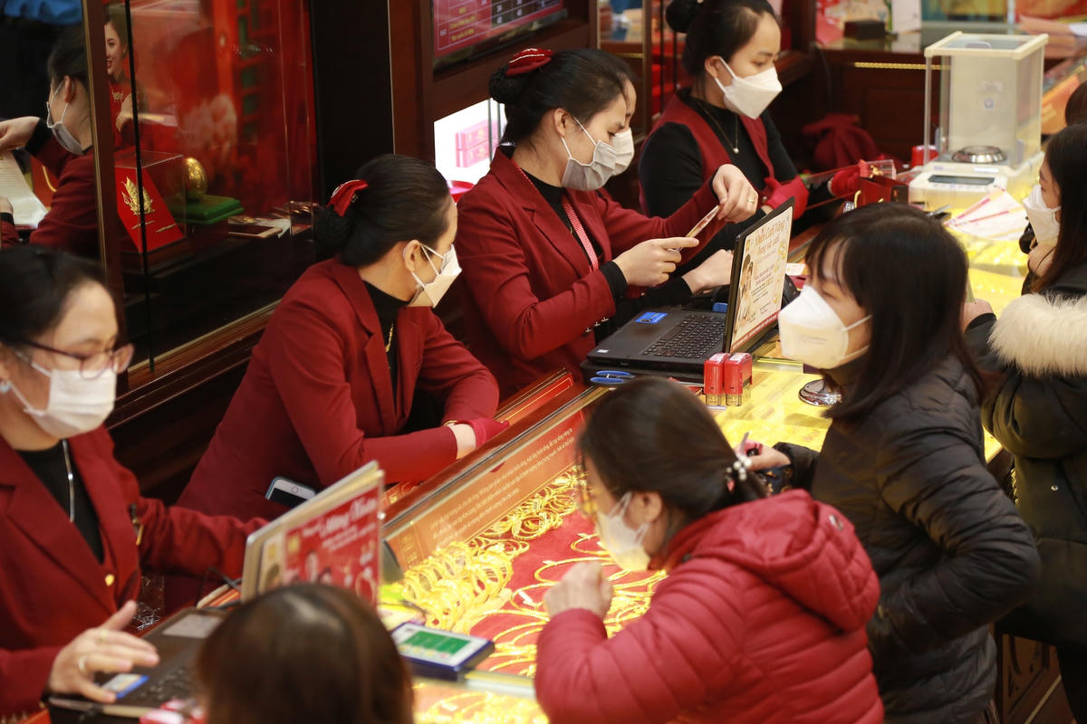 Số lượng người mua vàng trong ngày vía Thần tài tăng đột biến.