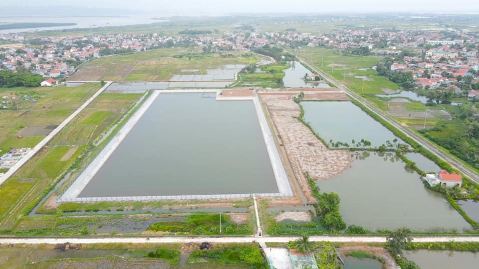 Xây dựng các hồ chứa mới là giải pháp đảm bảo nguồn nước cung cấp cho các địa phương. Trong ảnh là công trình Hồ chứa nước Liên Hòa do Công ty CP Nước sạch Quảng Ninh làm chủ đầu tư với dung tích trữ nước là 100.000 m3 được hoàn thành, đưa vào sử dụng từ tháng 3/2021 đã khắc phục được tình trạng thiếu hụt nguồn nước thô đầu vào cho Trạm xử lý nước Liên hòa đáp ứng nhu cầu nước sạch sinh hoạt của nhân dân và phục vụ nhu cầu phát triển kinh tế - xã hội trên địa bàn TX Quảng Yên.