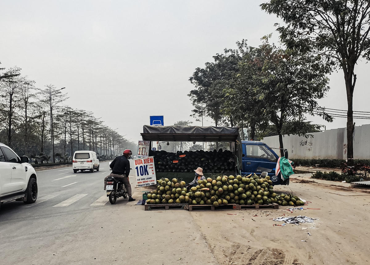 Cách đó không xa, trên tuyến đường Xa La người dân ngang nhiên để xe ô tô nằm ngang với mặt đường để chiếm chỗ bán hàng.