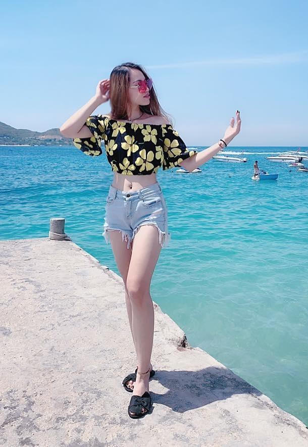 Ngoài những lúc phải làm nhiệm vụ trên sân cỏ, Phượng có sở thích đi du lịch và cô thường xuyên khoe những bức ảnh check-in trên mạng xã hội.