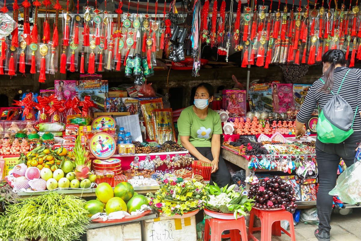 Chùa Hương nhộn nhịp đón khách ngày đầu mở cửa trở lại 