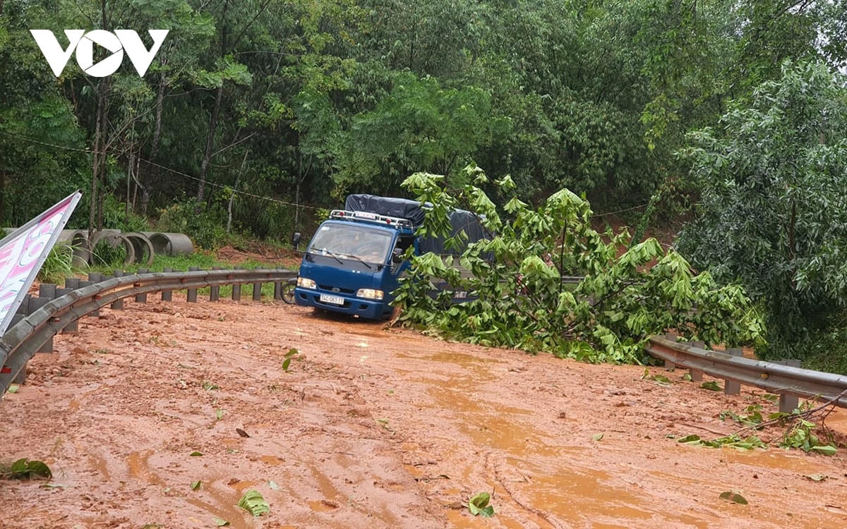 Đang đi trên đường, người vợ bất ngờ bị nước lũ đổ về cuối trôi