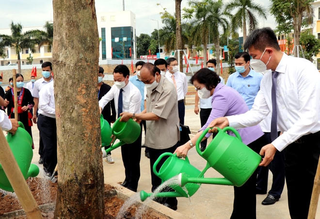 Chủ tịch nước trồng cây lưu niệm trong khuôn viên nhà trường.