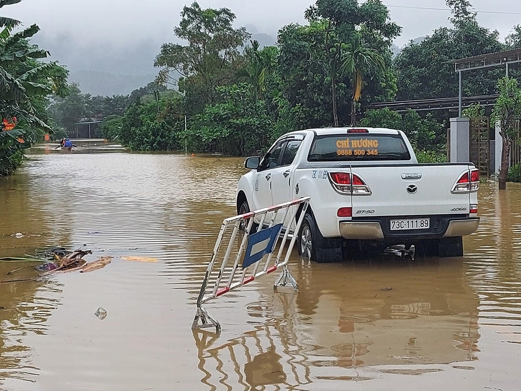 Nước ngập đường 12 A, đoạn qua thôn Tân Lý (xã Minh Hóa, huyện Minh Hóa, tỉnh Quảng Bình)..