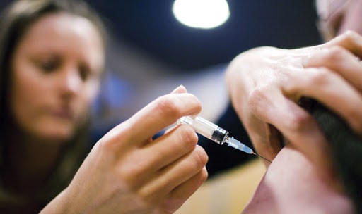 Tiêm vaccine phòng bệnh quai bị. Ảnh minh họa.
