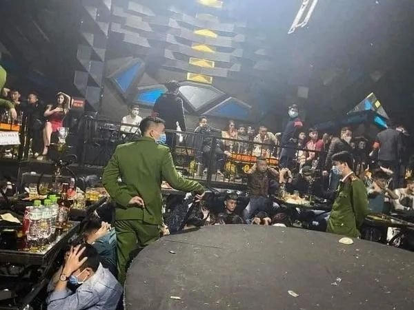 Nhiều người dương tính với Covid-19 và chất ma túy trong số hơn 200 “dân bay” tại quán Bar karaoke K – Club.