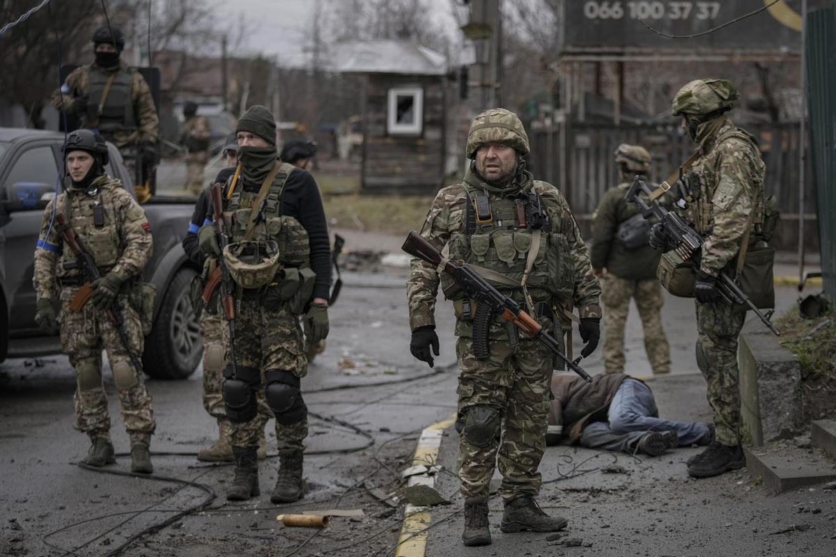 Binh sĩ Ukraine ở ngoại ô thủ đô Kiev, Ukraine. Ảnh: AP.