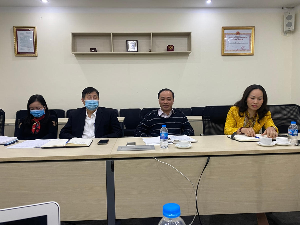 Đại diện lãnh đạo Trường Đại học Hòa Bình trao đổi với phóng viên Báo Đại Đoàn Kết Online.