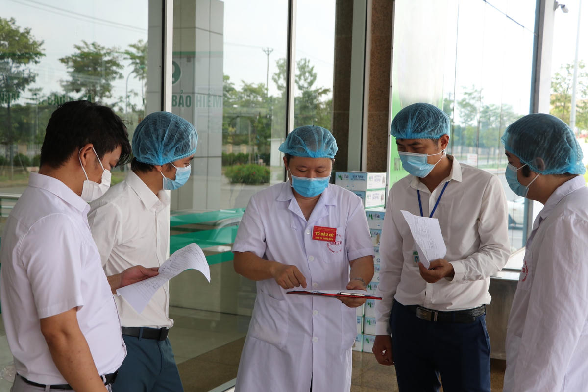 Các y bác sĩ ở Bệnh viện Bệnh Nhiệt đới Trung ương cơ sở 2 thực hiện bỏ phiếu tại hòm phiếu bên ngoài. 