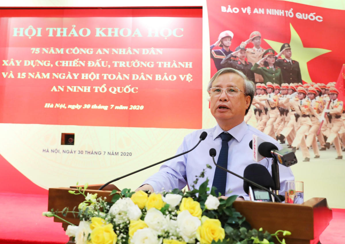 Thường trực Ban Bí thư Trần Quốc Vượng phát biểu tại Hội thảo.