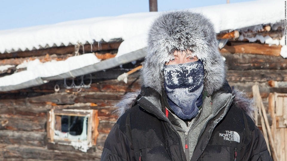 Ngôi làng Oymyakon lạnh giá của nước Nga chỉ có khoảng 500 cư dân sinh sống. Đây là một trong những nơi lạnh nhất thế giới với nhiệt độ trung bình -50 độ C và vào mùa Đông, nhiệt độ có lúc xuống tới -67,8 độ C.