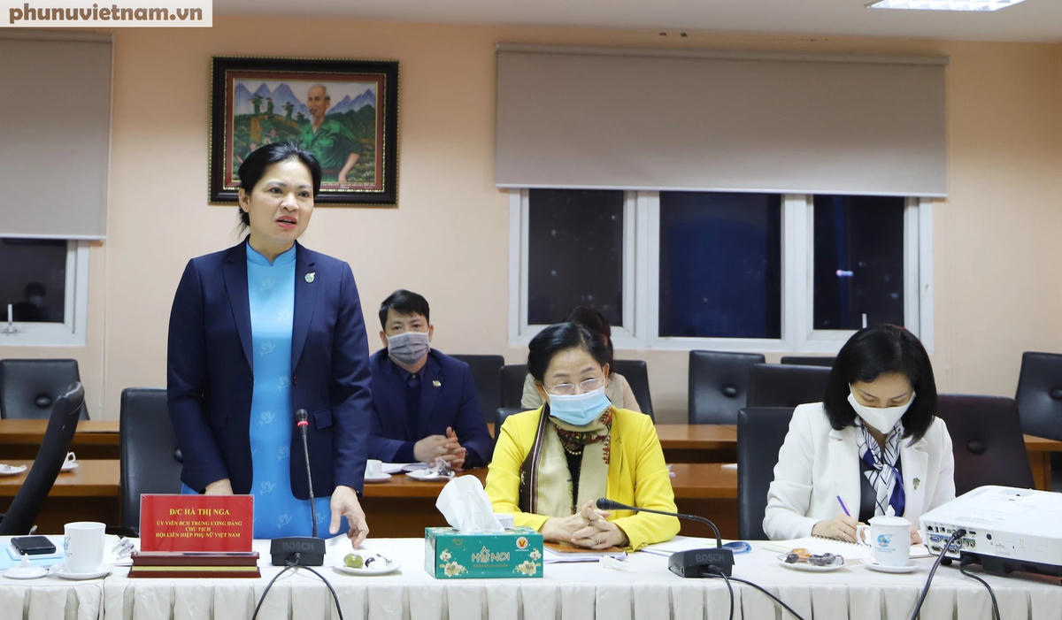 Bà Hà Thị Nga, Ủy viên Trung ương Đảng, Bí thư Đảng đoàn, Chủ tịch Hội LHPN Việt Nam, phát biểu tại buổi làm việc