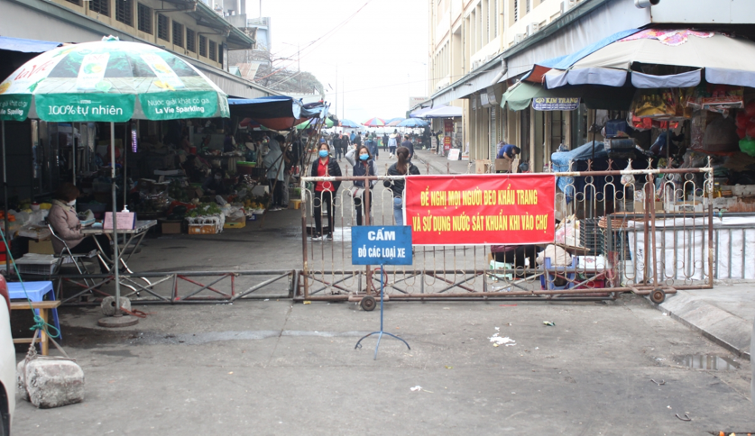 Ban quản lý các chợ Hạ Long, Sa Tô cũng bắt đầu thiết lập các công tác phòng chống dịch. (Nguồn: VOV).