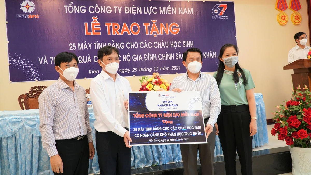 Công ty điện lực Kiên Giang đã trao tặng các học sinh có hoàn cảnh khó khăn 25 máy tính bảng để phục vụ việc học tập.