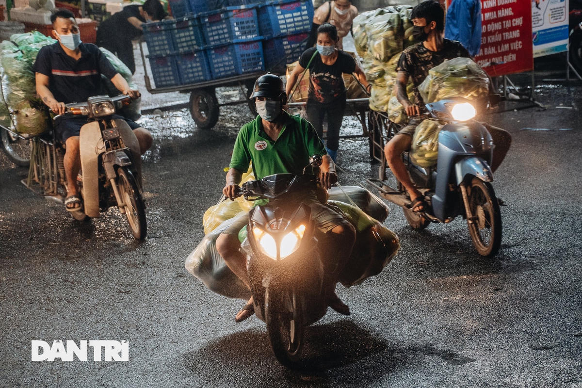 Nhiều  tiểu thương chở rau củ, hàng hóa đến mới biết chợ bị phong tỏa. Nguồn Dân Trí.