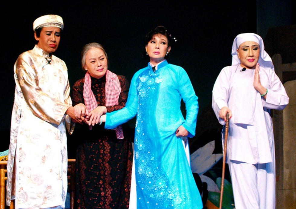 Vở "Áo cưới trước cổng chùa".