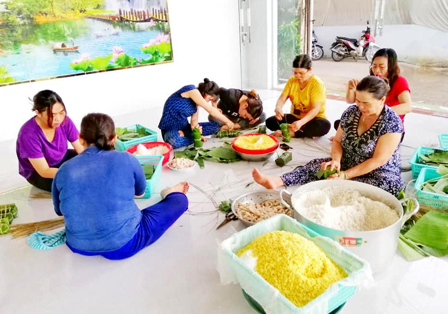 Nguyên liệu làm bánh có nếp, đậu, thịt, chuối...