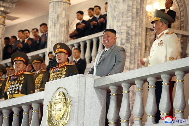 Nhà lãnh đạo Triều Tiên Kim Jong-un đã tới dự và phát biểu trong gần 30 phút. Ông Kim mặc vest xám khi đứng cạnh các quan chức quân đội Triều Tiên.