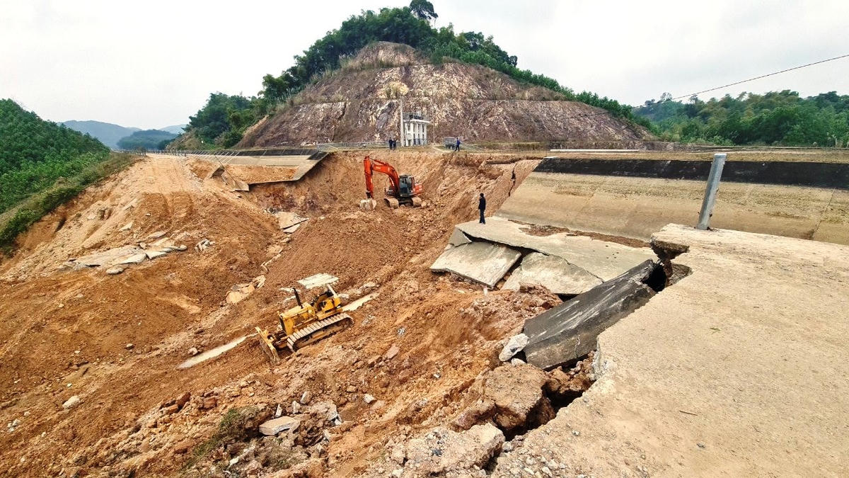 Nguyên nhân ban đầu dẫn đến sự cố kể trên được Bộ Nông nghiệp và Phát triển nông thôn xác định là do đoạn kênh nằm trên nền địa chất có cấu trúc phức tạp, một bên là núi, một bên là suối, đất đào và đất đắp không đồng nhất.