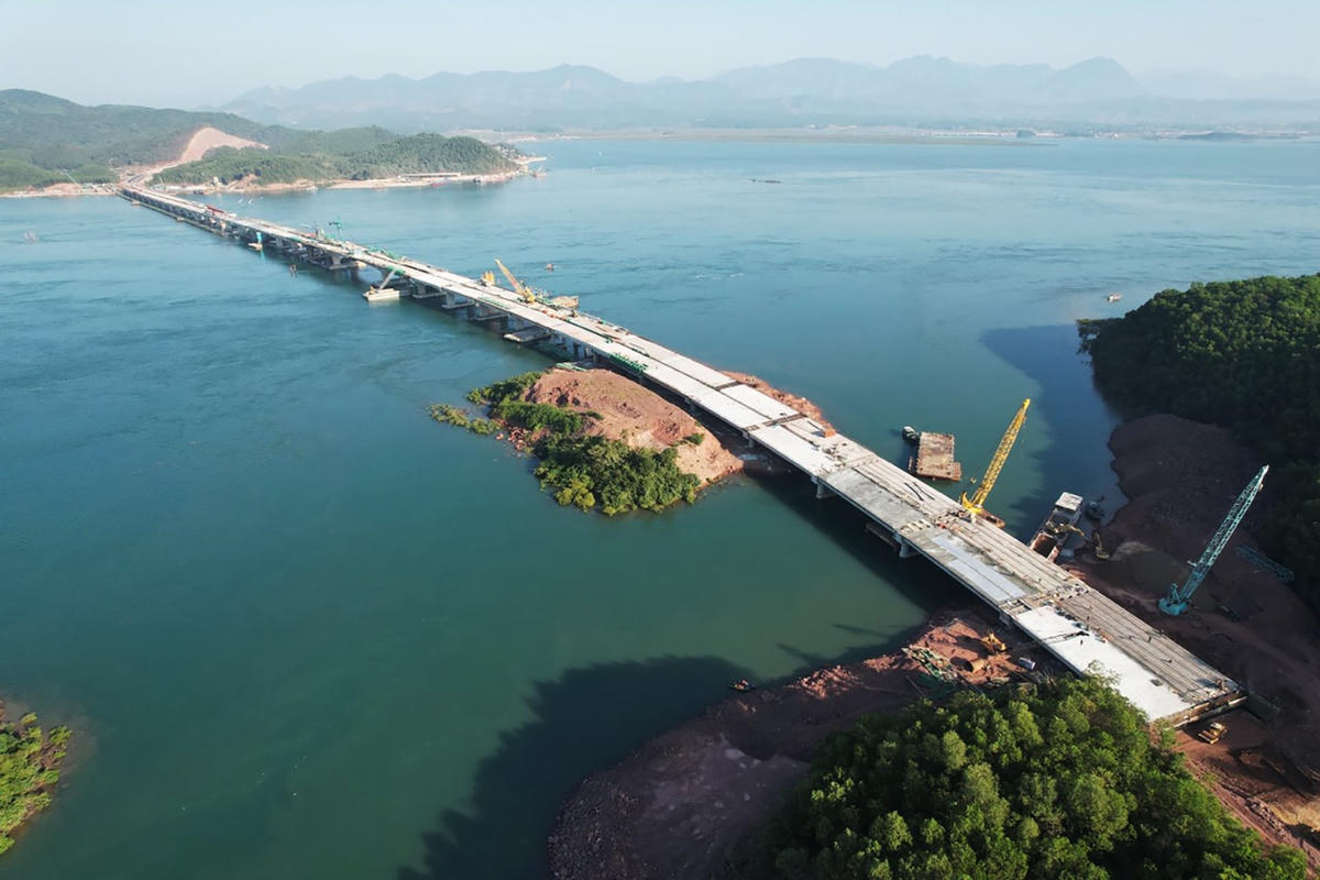 Sau hợp long, công trình sẽ chuyển sang giai đoạn hoàn thiện các hạng mục như điện chiếu sáng, thảm nhựa mặt cầu, hệ thống ATGT và cảnh quan…