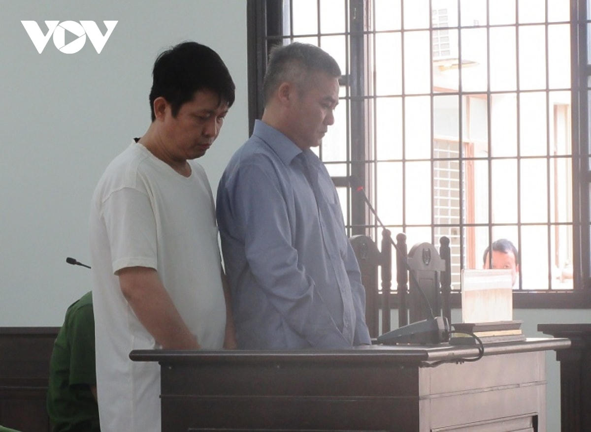 Hai bị cáo Lâm Thanh (áo trắng) và Huỳnh Văn Út tại phiên toà.