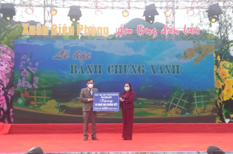 Trao tặng 10 nhà đại đoàn kết cho các hộ nghèo ở xã Trường Sơn.