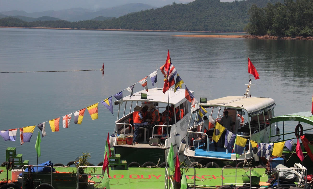 Rất đông du khách thuê ca nô đi ngắm cảnh hồ Phú Ninh.