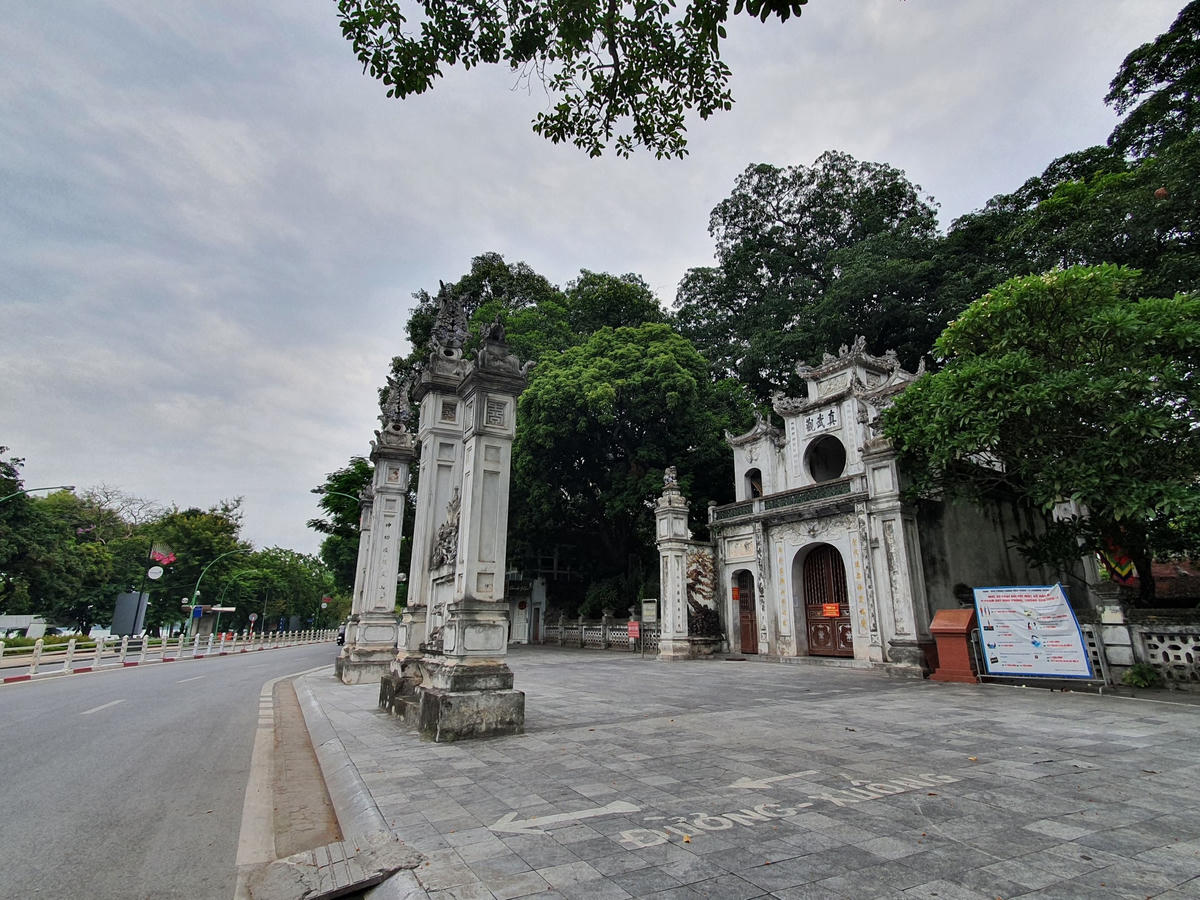 Hà Nội 'mùa giãn cách', đền chùa vắng đầu tháng cô hồn