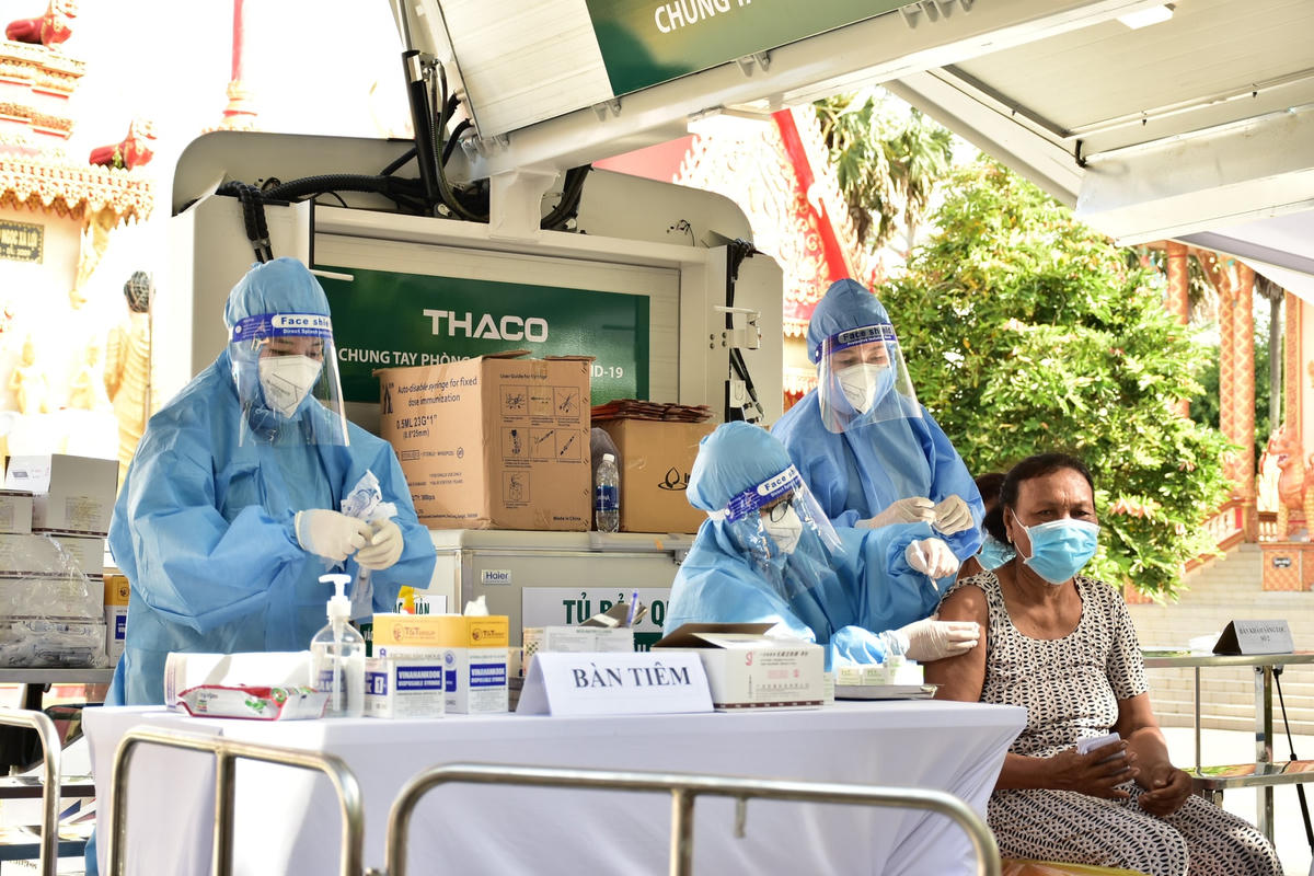 Xe ô tô chuyên dụng phục vụ tiêm chủng lưu động đến tiêm ngừa vaccine cho người dân ở xã Vĩnh Trạch Đông, thành phố Bạc Liêu.