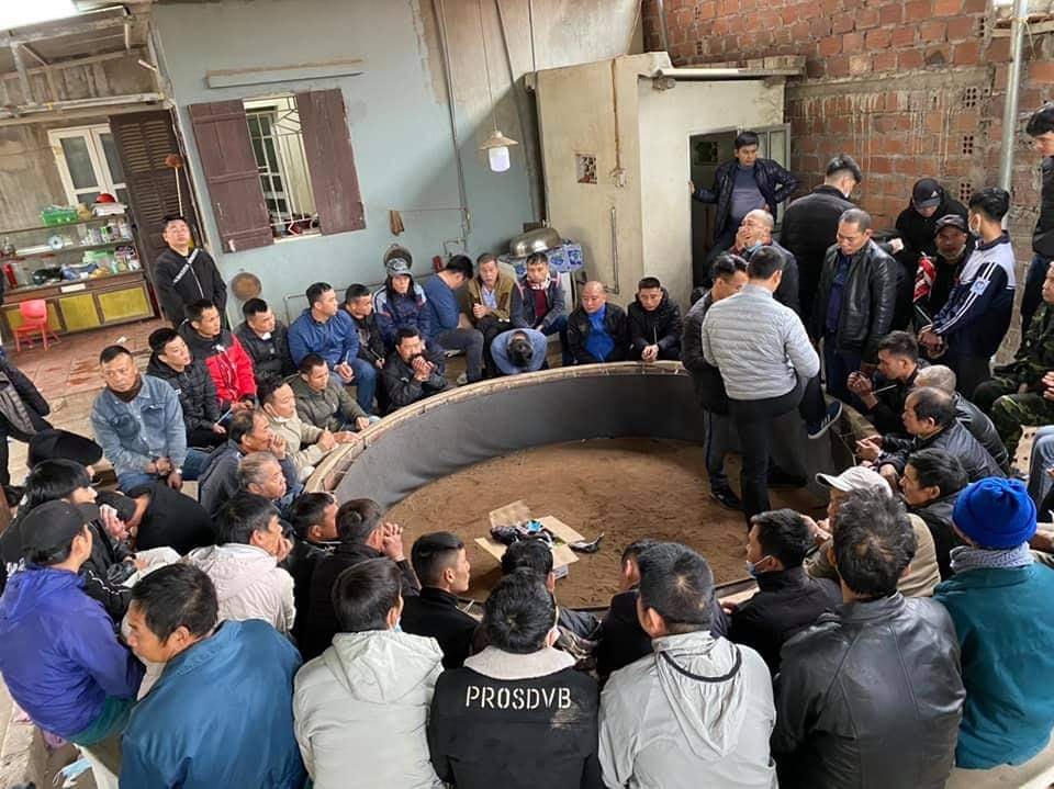 Các đối tượng đá gà bị bắt quả tang.